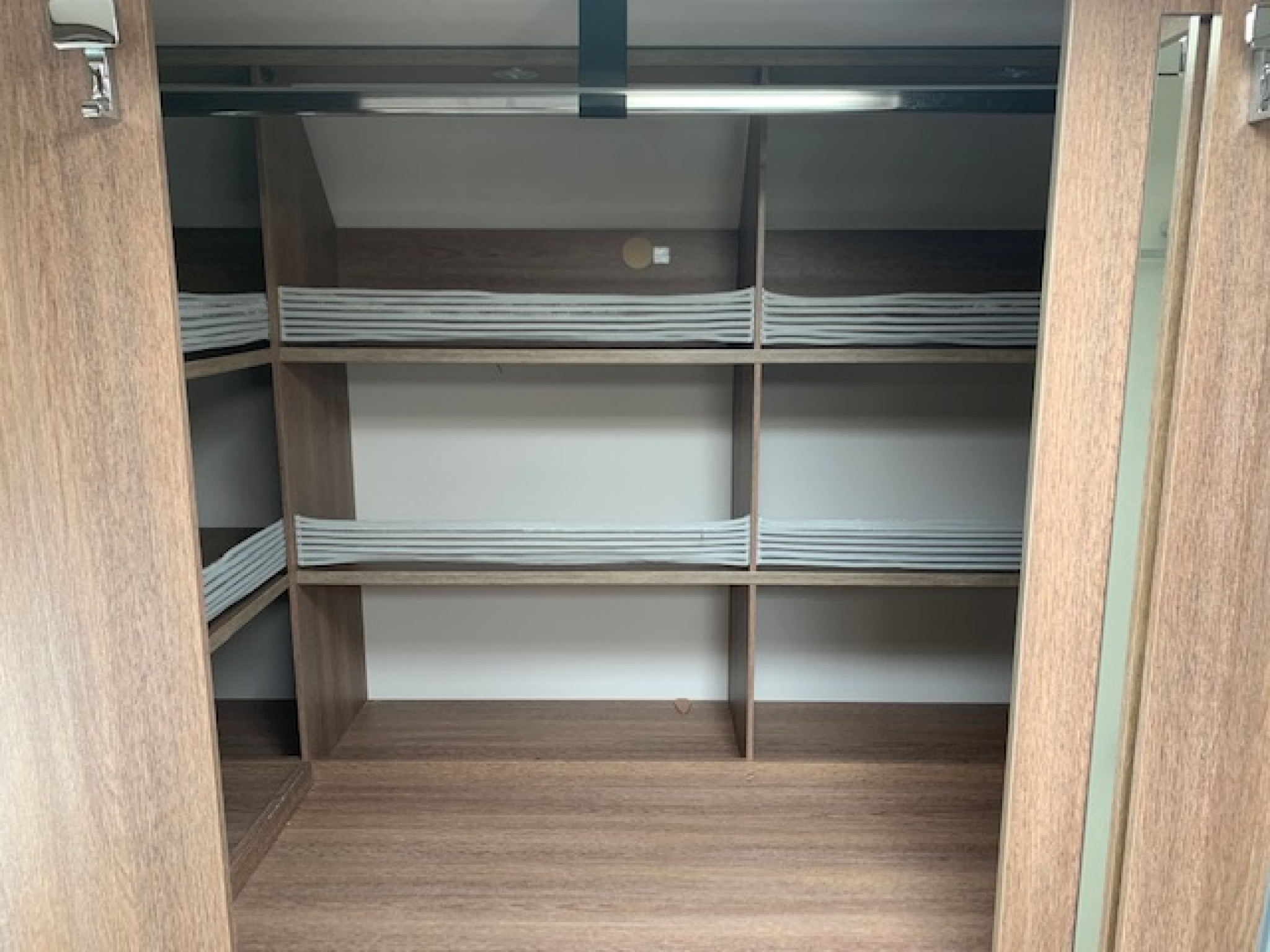 39230-04-2048.jpg
