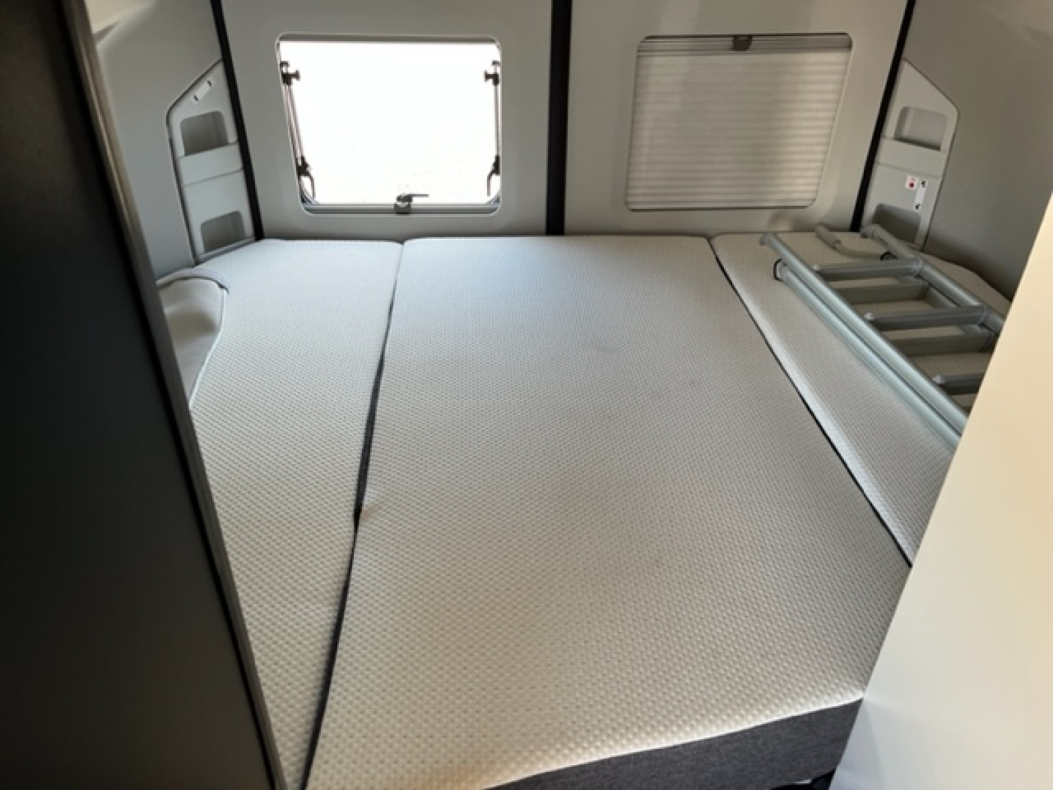 40077-05-2048.jpg